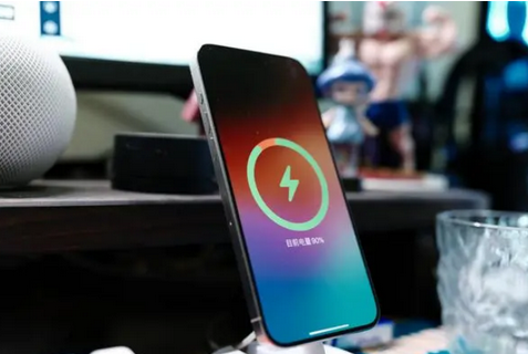 巴塘苹果15换屏服务分享用什么充电器给iPhone15充电更好 